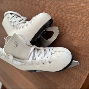 DECATHLON White Figure Ice Skates with Silver Blades